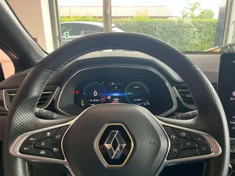 Used RENAULT CAPTUR Hybrid 2023 Ad 