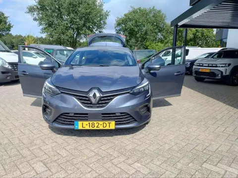 Used RENAULT CLIO Hybrid 2021 Ad 