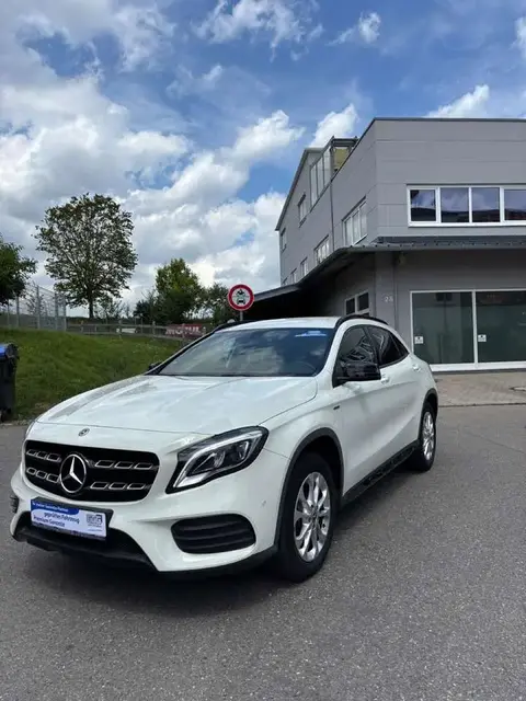 Annonce MERCEDES-BENZ CLASSE GLA Essence 2017 d'occasion Allemagne