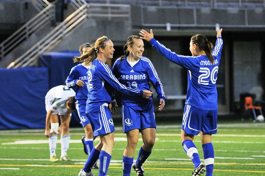 En quoi roule l’équipe de France féminine de football ?