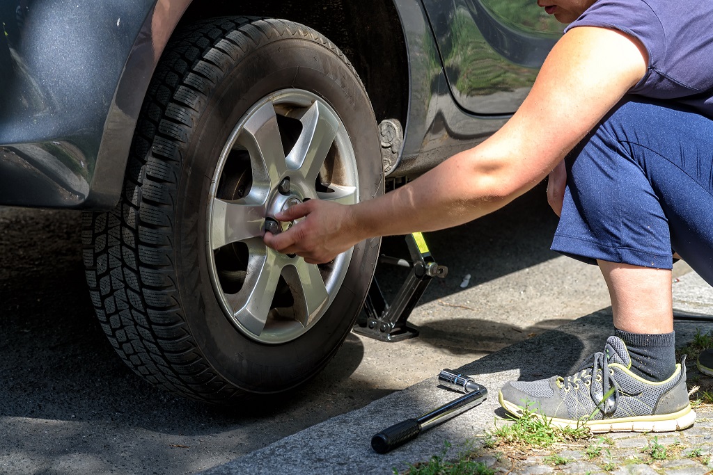 Comment changer un pneu de voiture ou remplacer une roue ? - Vente