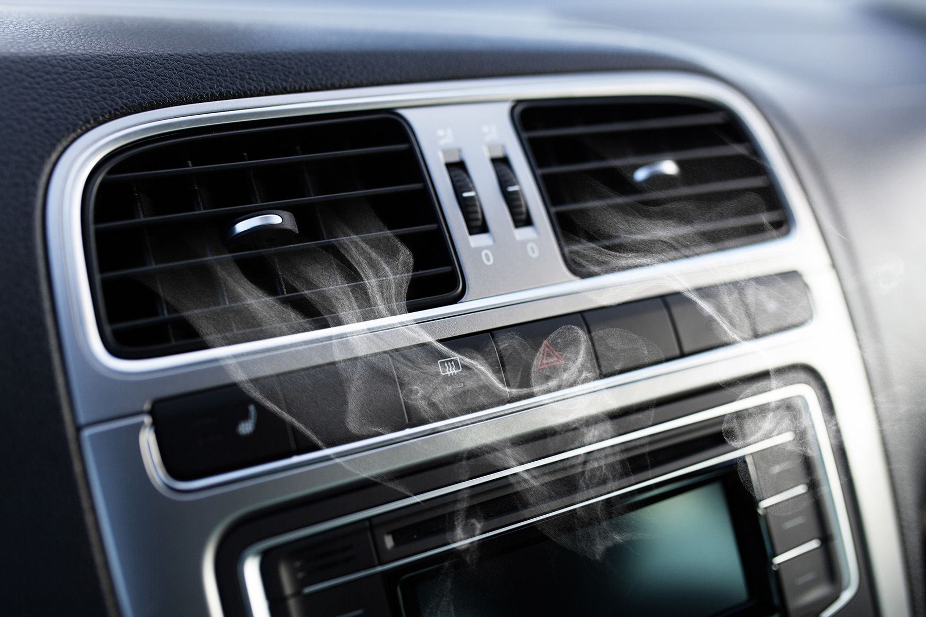 Mauvaises odeurs de climatisation voiture : causes et solutions