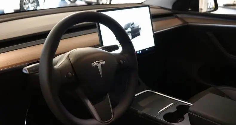 Photo 1 : Tesla Model Y 2024 Diesel