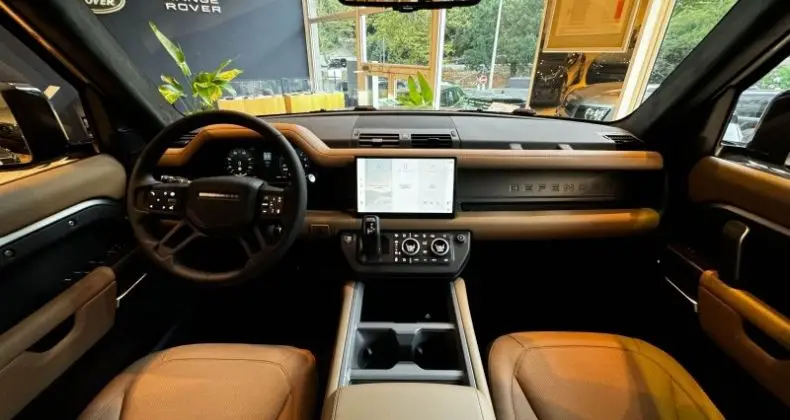 Photo 1 : Land Rover Defender 2024 Hybrid