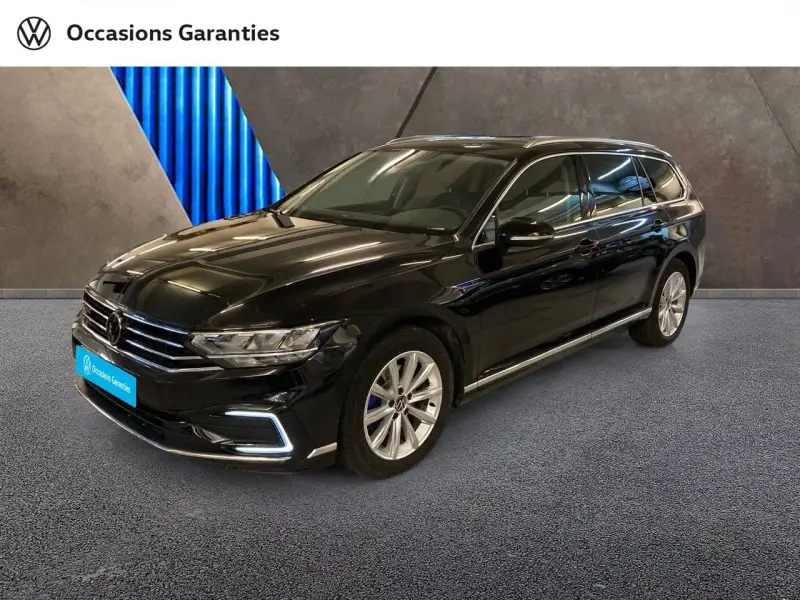 Photo 1 : Volkswagen Passat 2023 Petrol