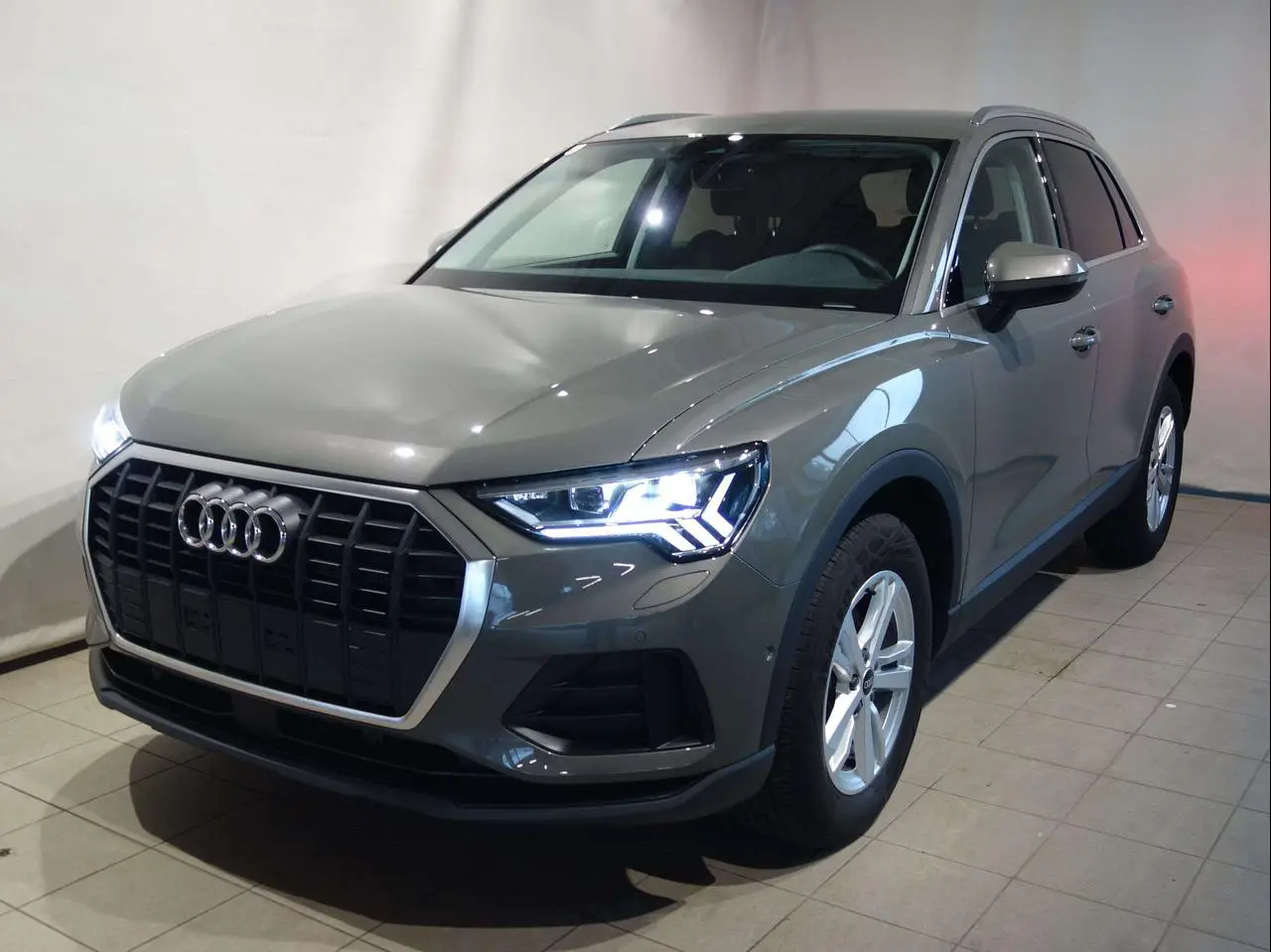 Photo 1 : Audi Q3 2024 Petrol