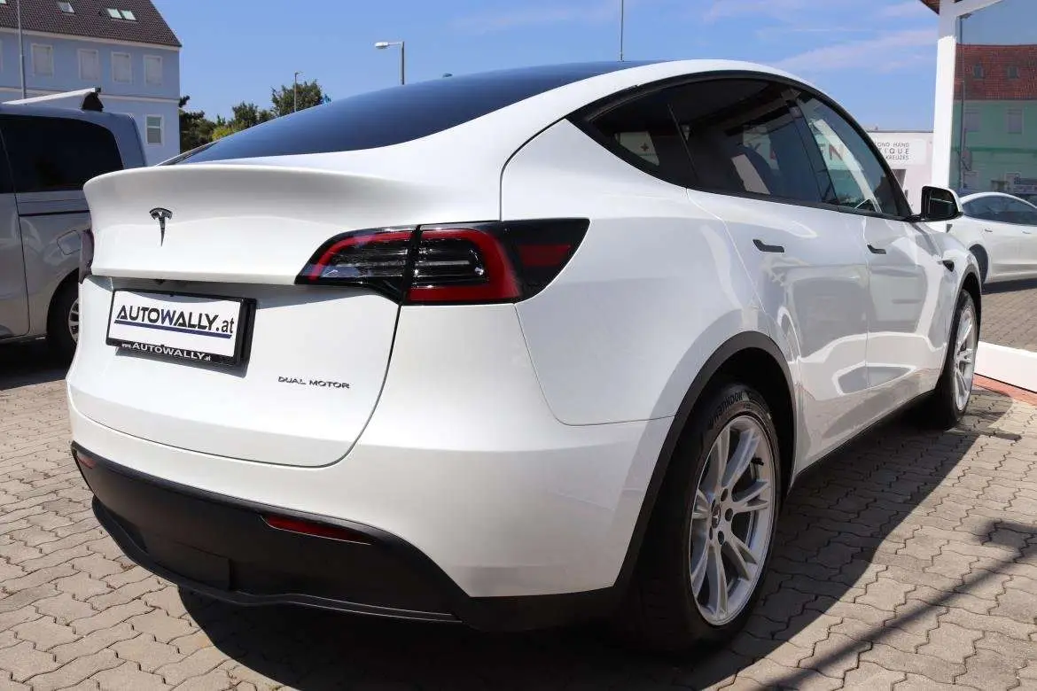 Photo 1 : Tesla Model Y 2023 Électrique