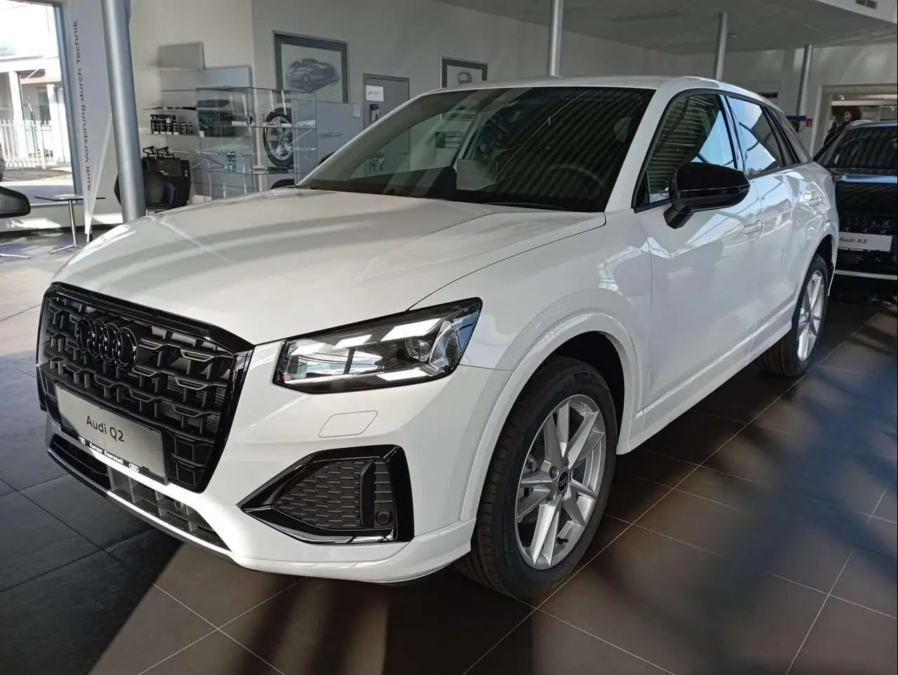 Photo 1 : Audi Q2 2024 Petrol