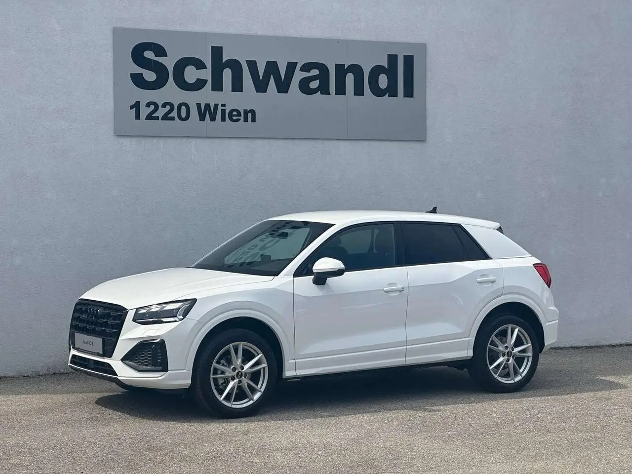 Photo 1 : Audi Q2 2024 Petrol