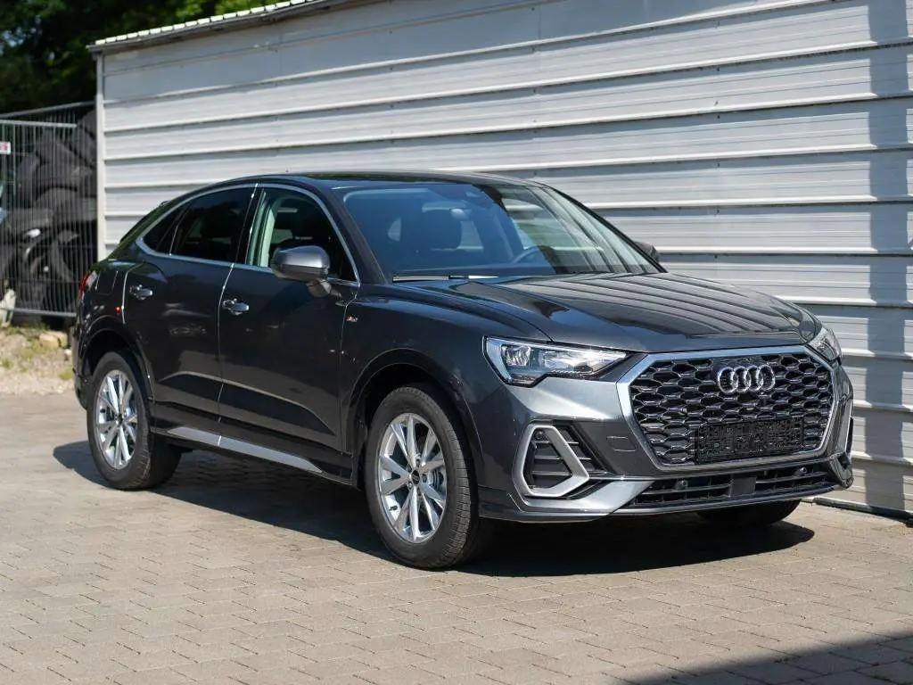 Photo 1 : Audi Q3 2024 Petrol