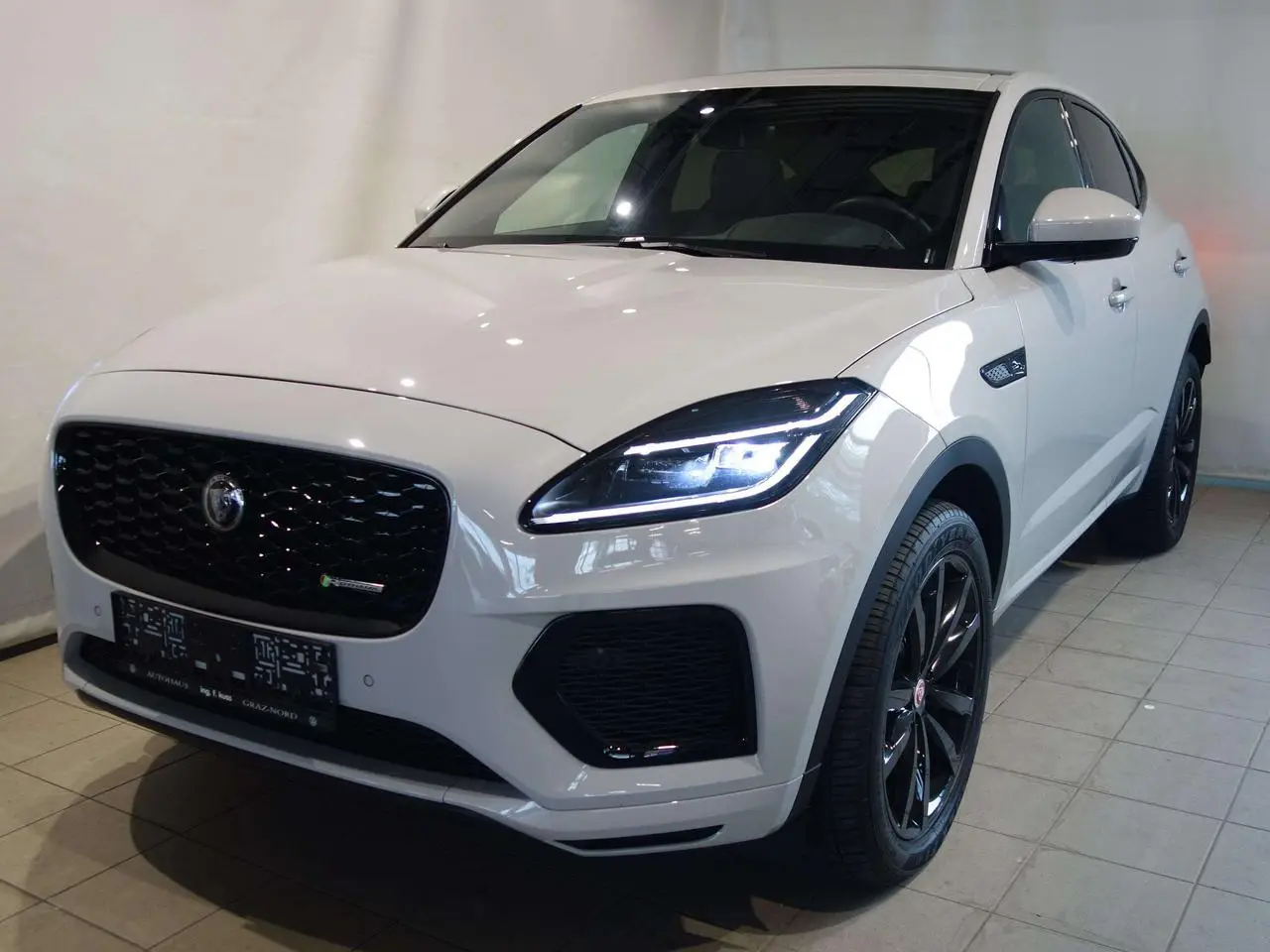 Photo 1 : Jaguar E-pace 2023 Hybride