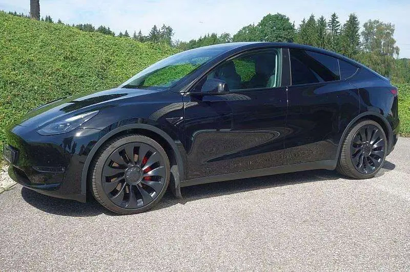 Photo 1 : Tesla Model Y 2023 Électrique