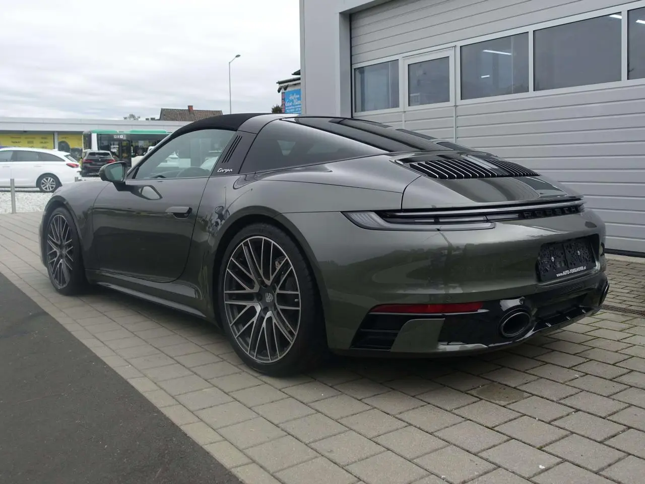 Photo 1 : Porsche 992 2021 Petrol