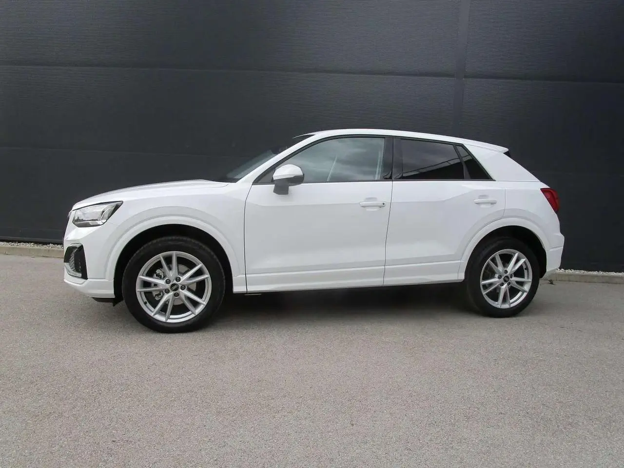 Photo 1 : Audi Q2 2024 Petrol