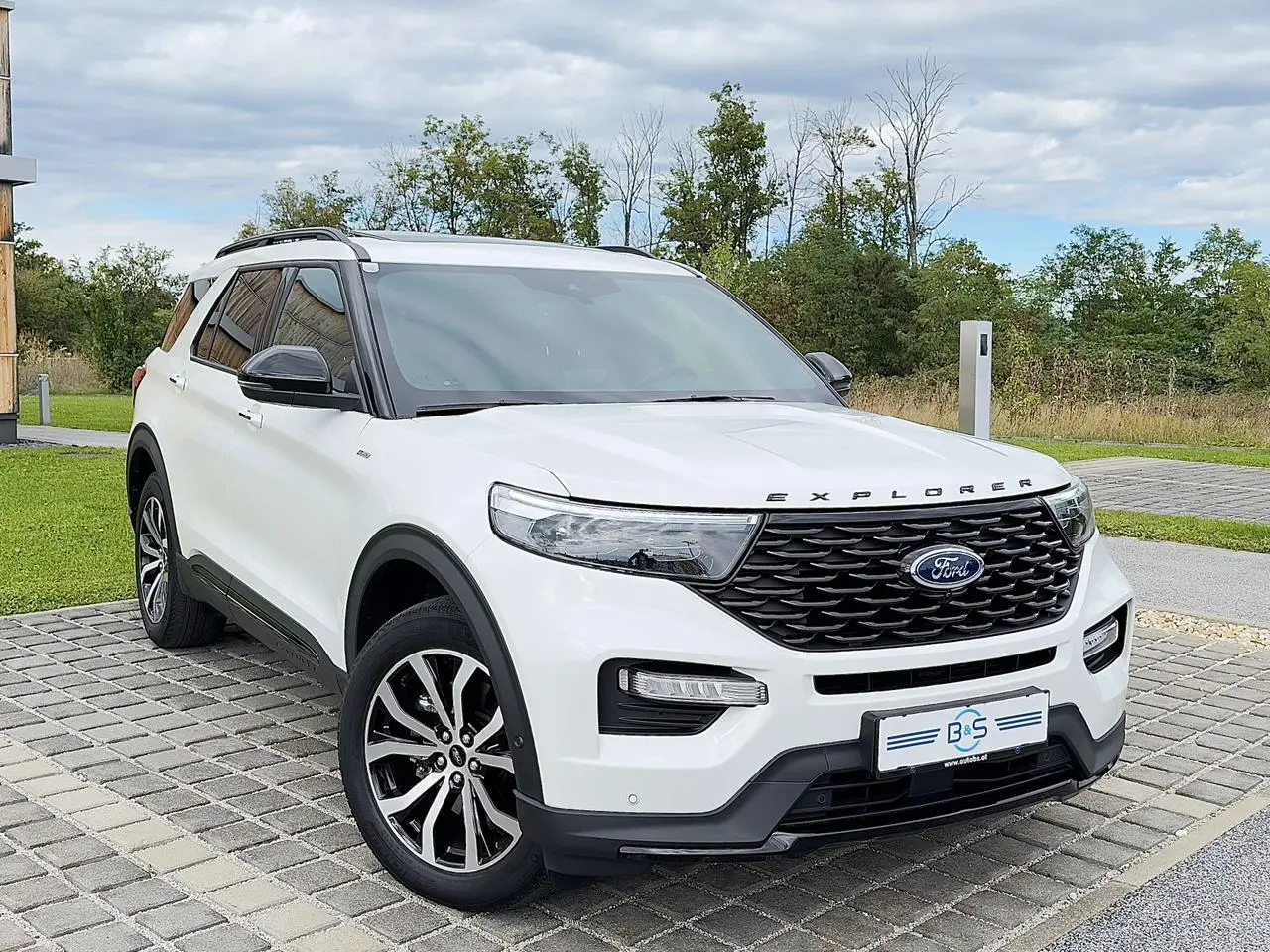 Photo 1 : Ford Explorer 2021 Petrol