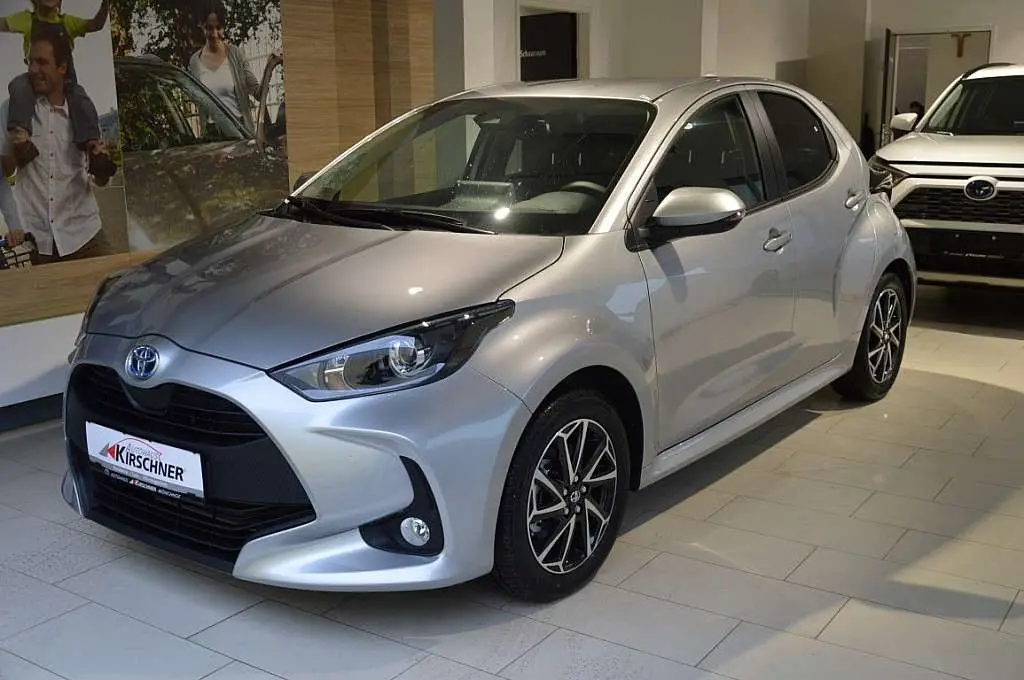 Photo 1 : Toyota Yaris 2024 Petrol