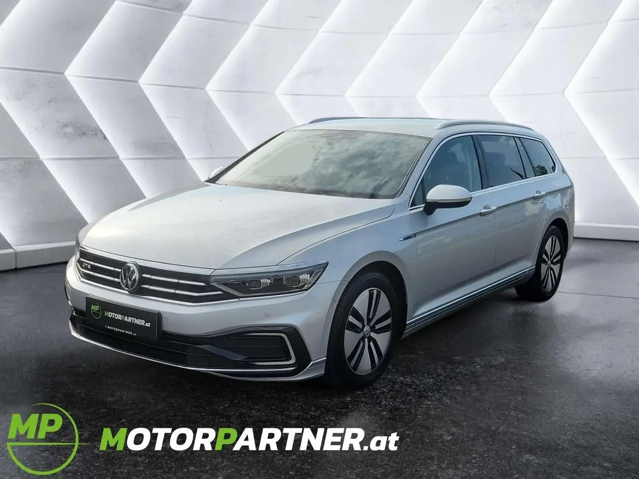 Photo 1 : Volkswagen Passat 2019 Hybrid