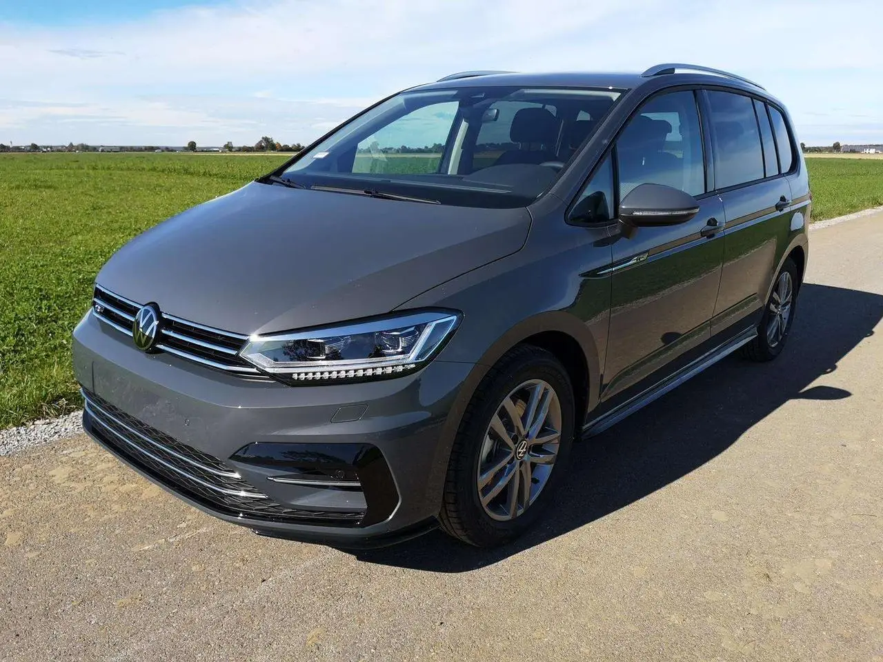 Photo 1 : Volkswagen Touran 2024 Petrol