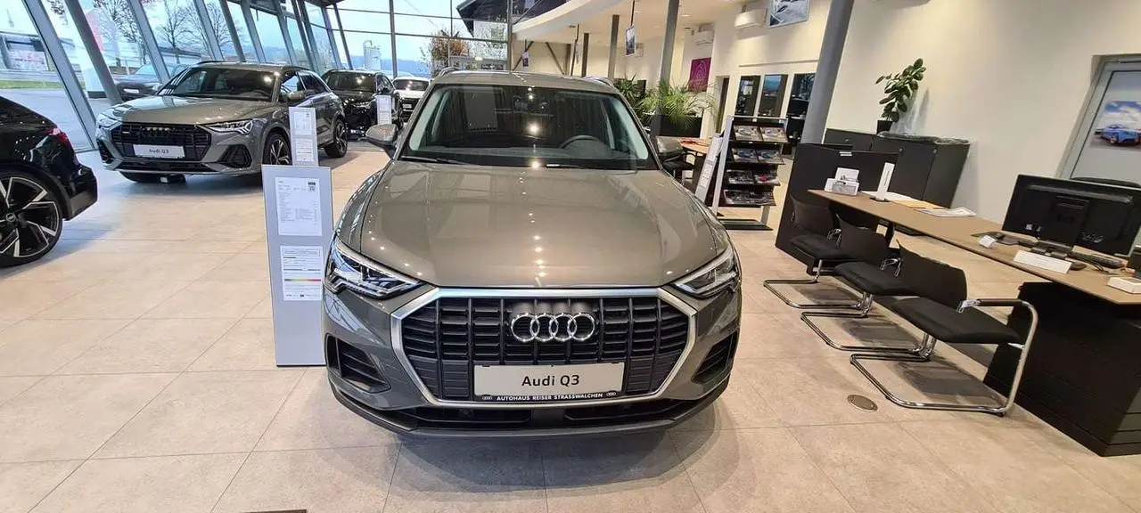 Photo 1 : Audi Q3 2024 Petrol