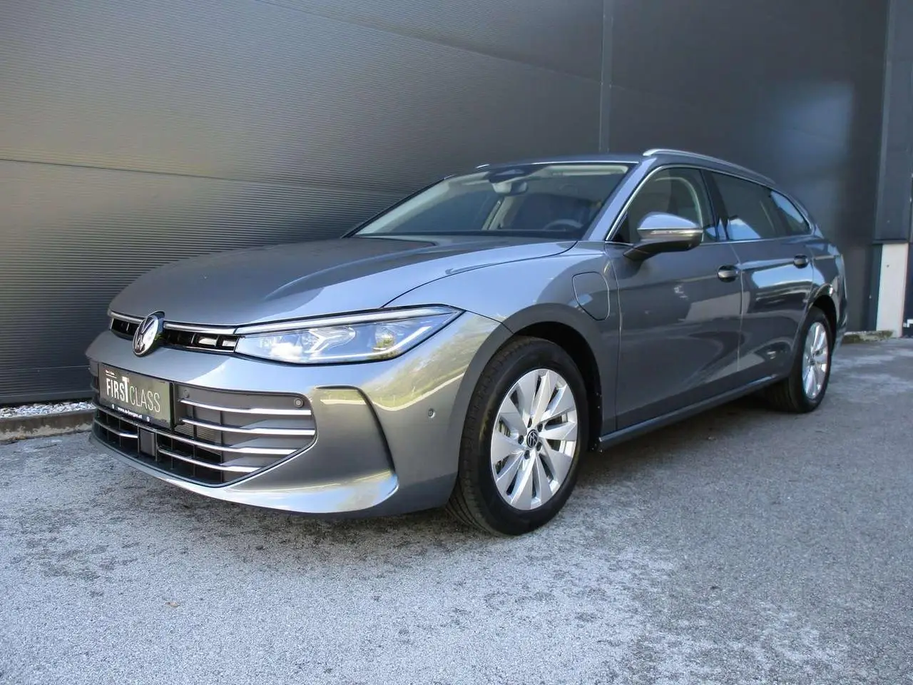 Photo 1 : Volkswagen Passat 2024 Hybrid