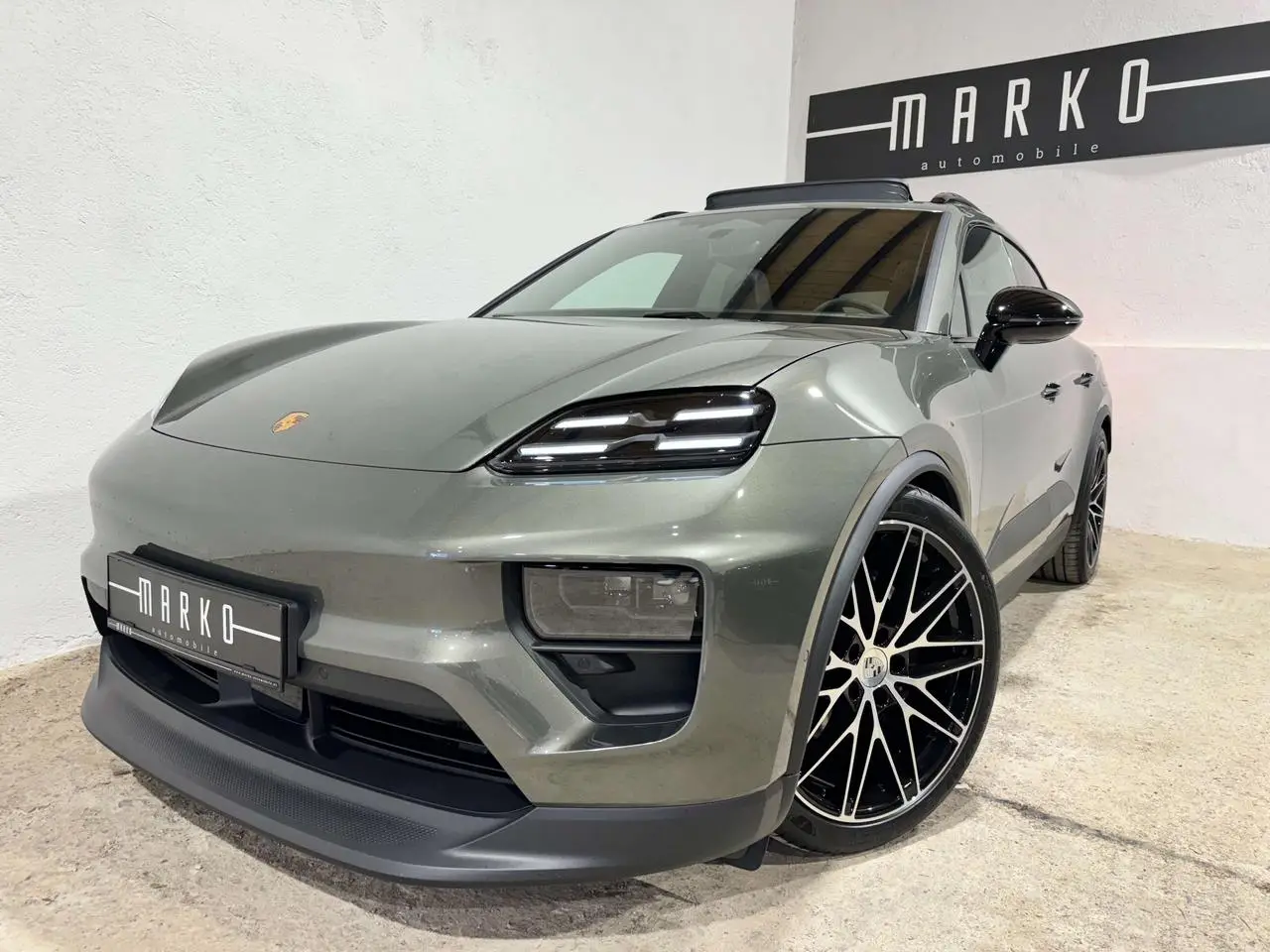 Photo 1 : Porsche Macan 2024 Electric