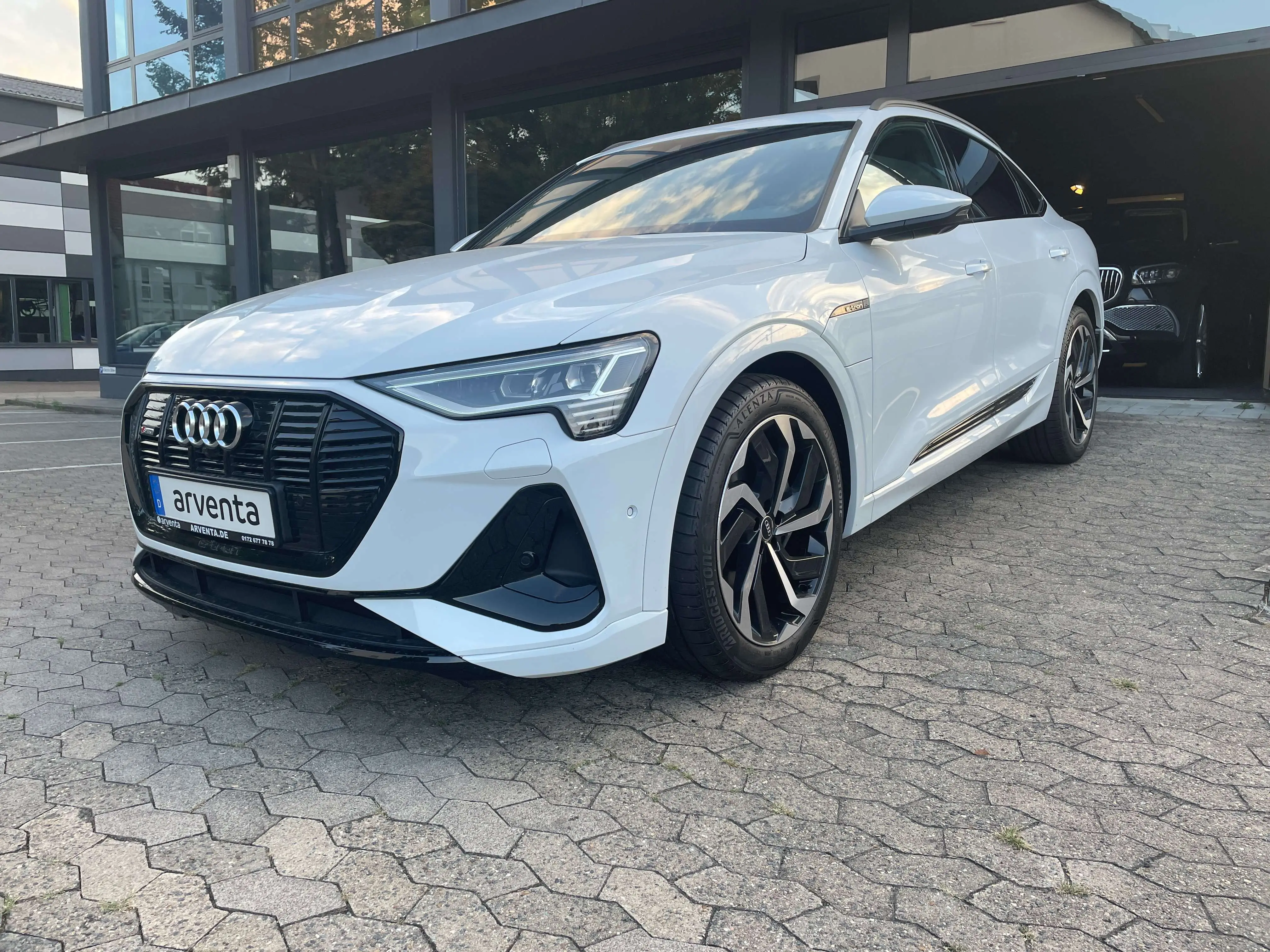 Photo 1 : Audi E-tron 2024 Électrique