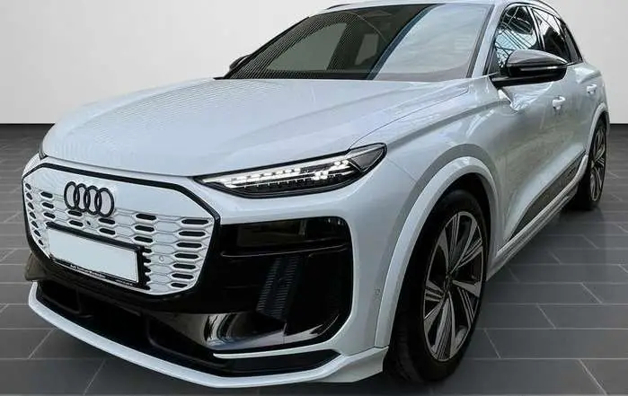 Photo 1 : Audi E-tron 2024 Électrique