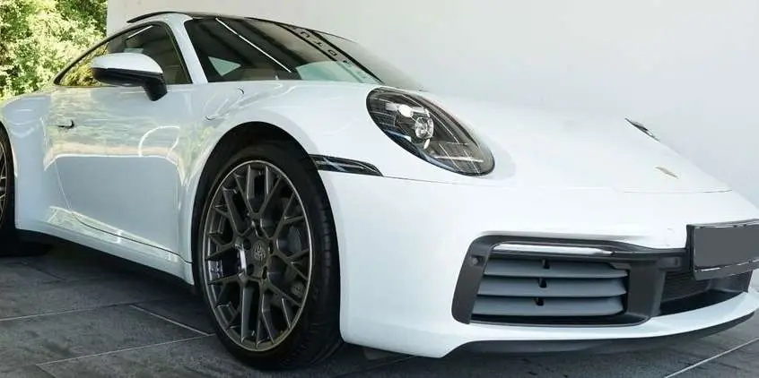 Photo 1 : Porsche 992 2021 Essence