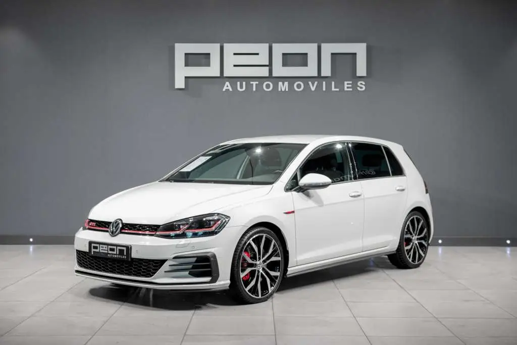 Photo 1 : Volkswagen Golf 2019 Petrol