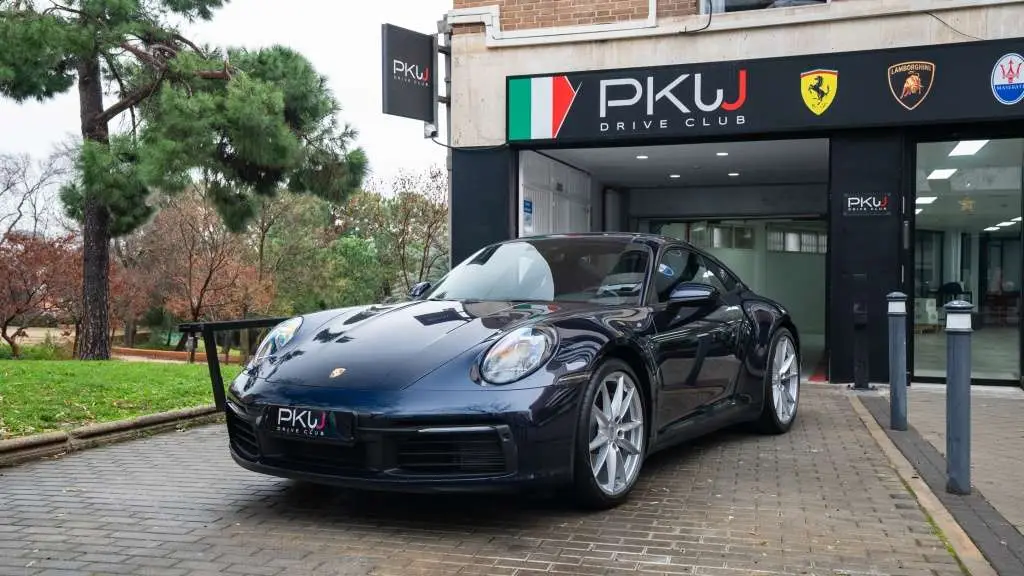 Photo 1 : Porsche 992 2019 Petrol