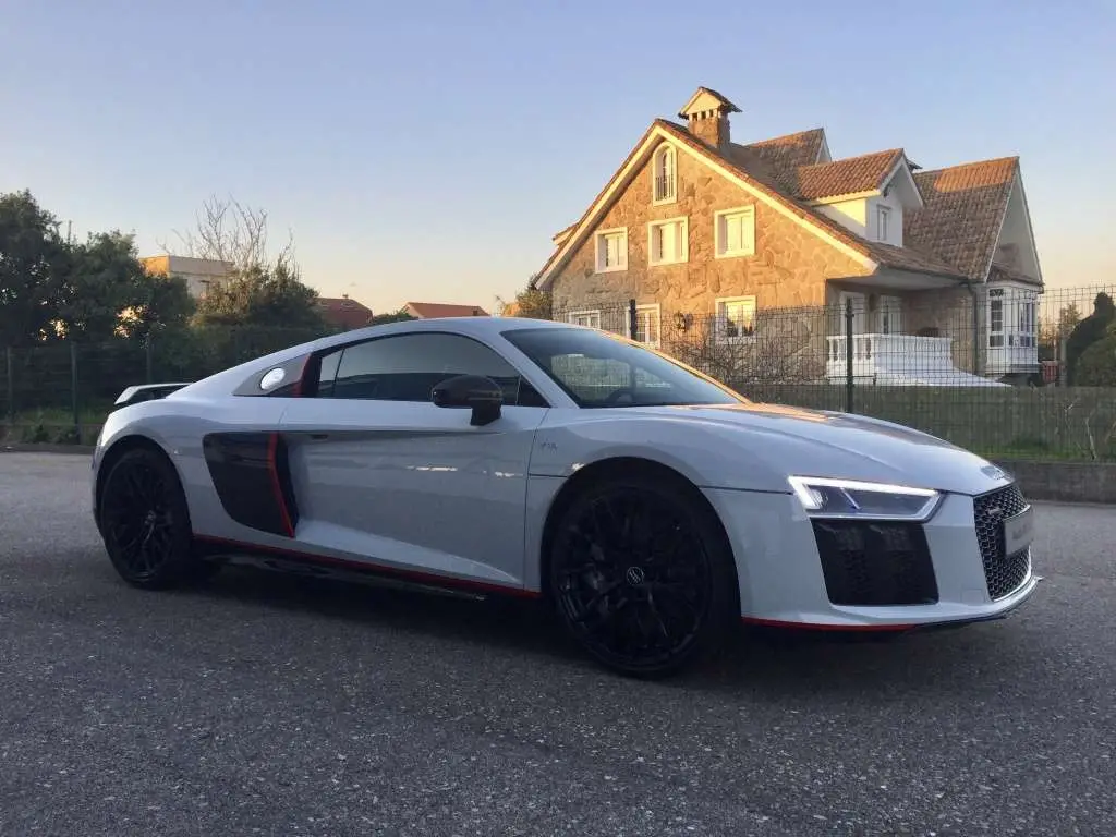 Photo 1 : Audi R8 2016 Petrol