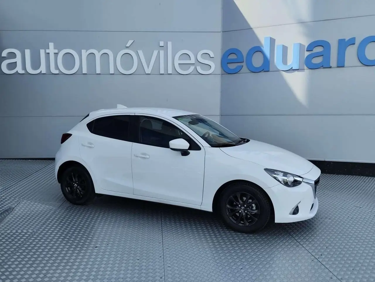 Photo 1 : Mazda 2 2017 Petrol