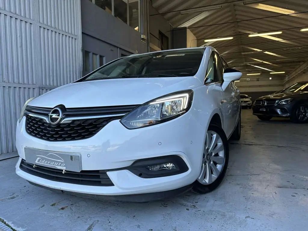 Photo 1 : Opel Zafira 2018 Petrol