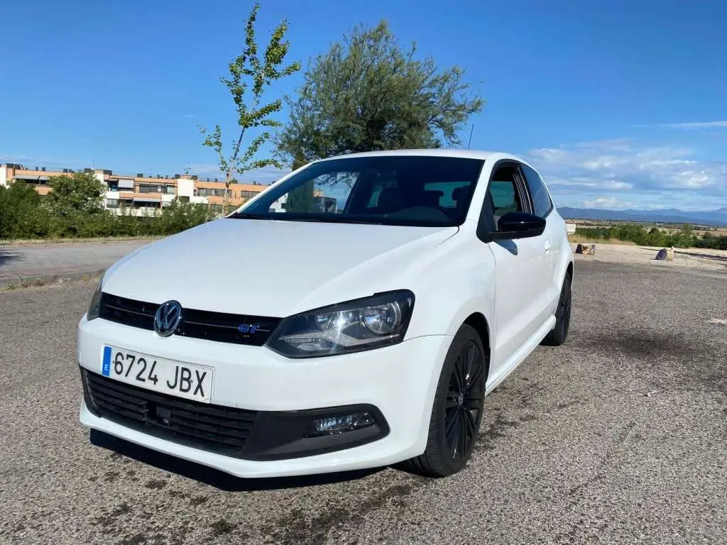 Photo 1 : Volkswagen Polo 2015 Petrol