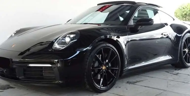 Photo 1 : Porsche 992 2021 Essence