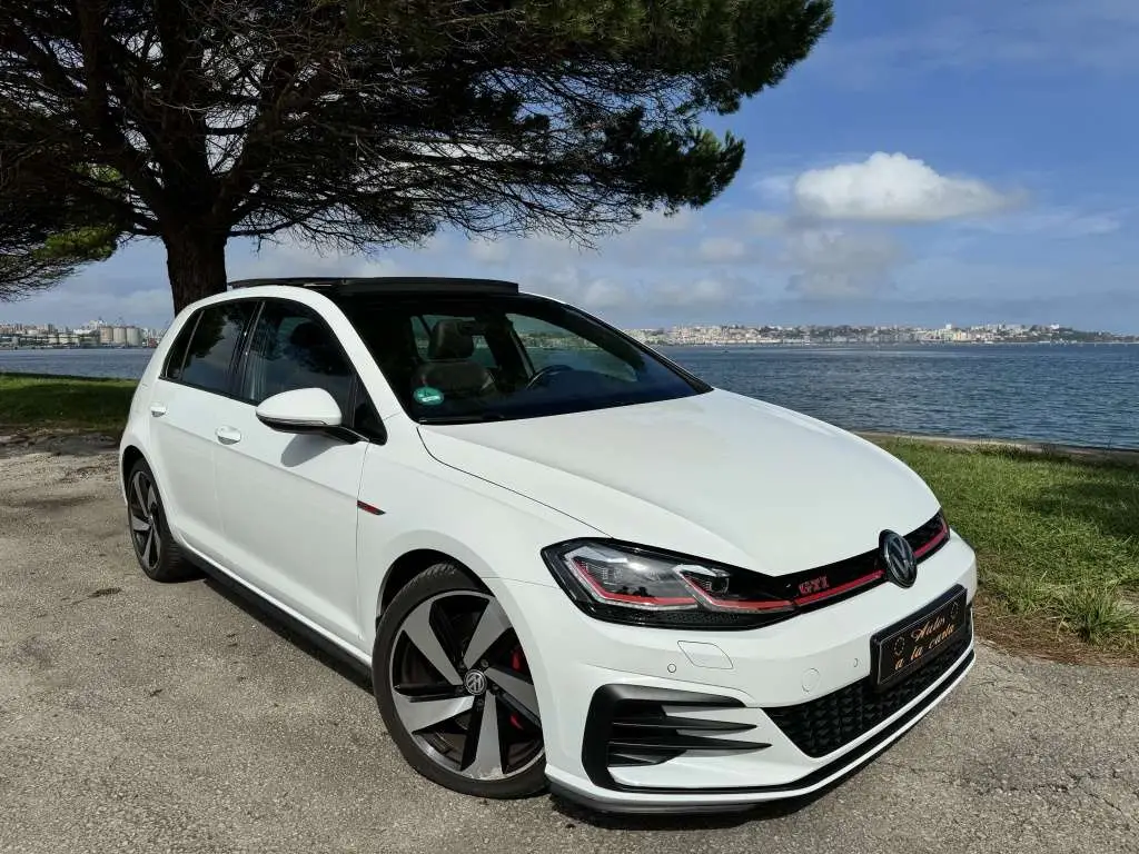 Photo 1 : Volkswagen Golf 2018 Petrol