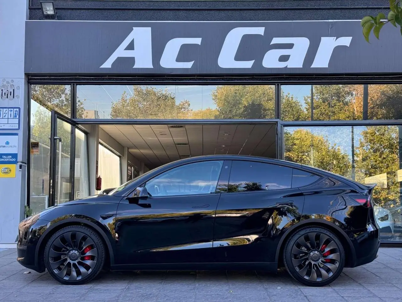 Photo 1 : Tesla Model Y 2024 Electric