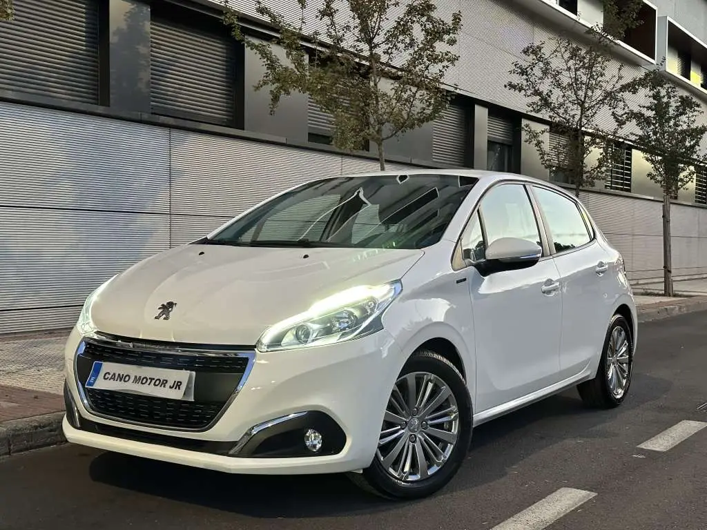 Photo 1 : Peugeot 208 2019 Petrol