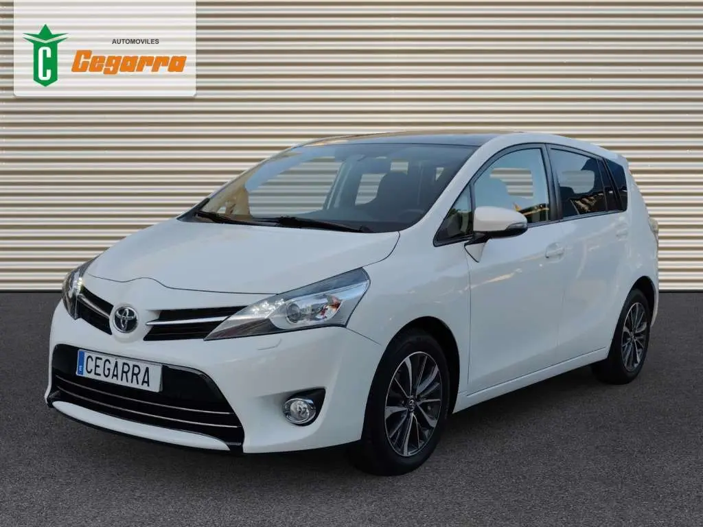 Photo 1 : Toyota Verso 2016 Essence