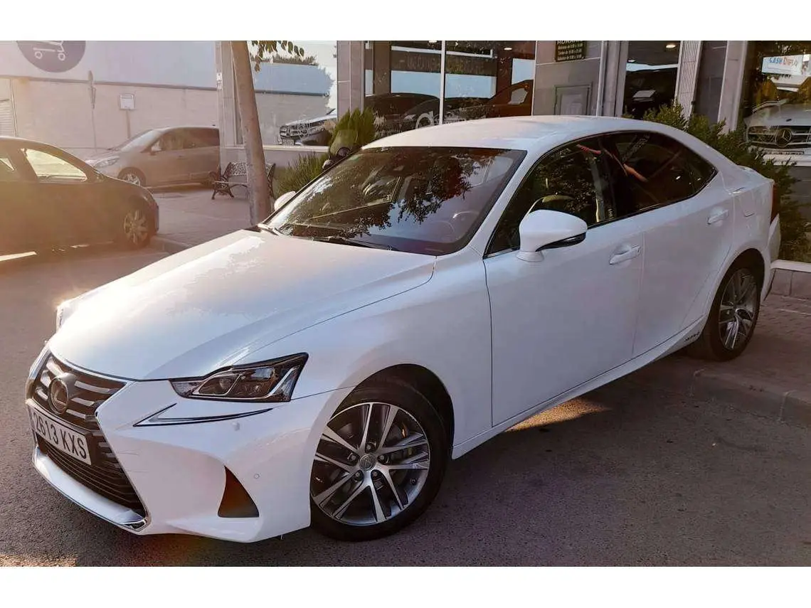 Photo 1 : Lexus Is 2019 Hybrid