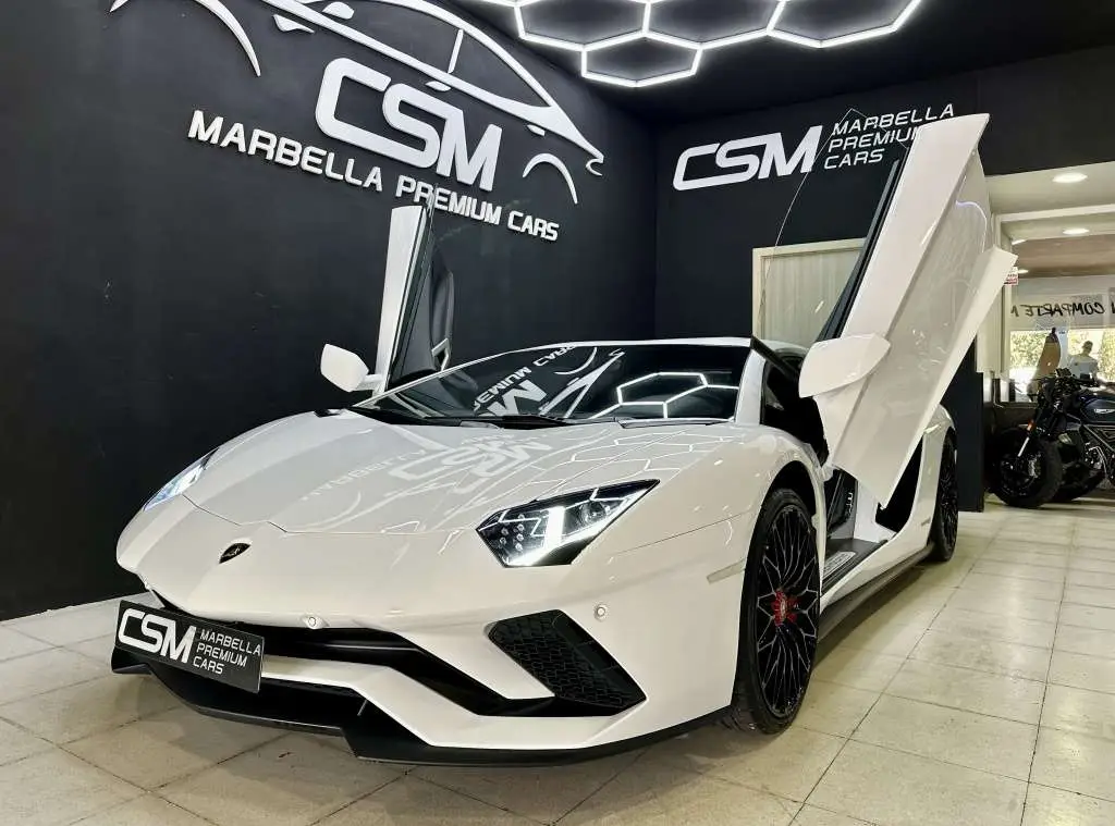 Photo 1 : Lamborghini Aventador 2018 Petrol