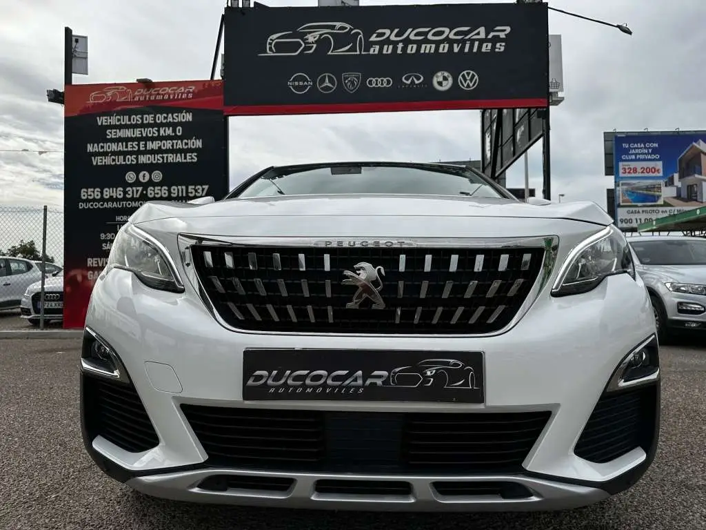 Photo 1 : Peugeot 3008 2019 Essence