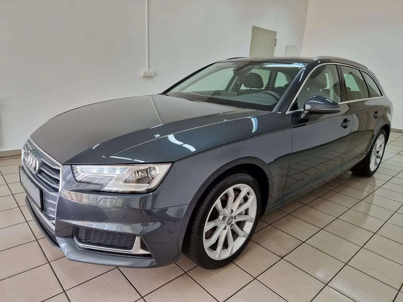 Photo 1 : Audi A4 2019 Petrol