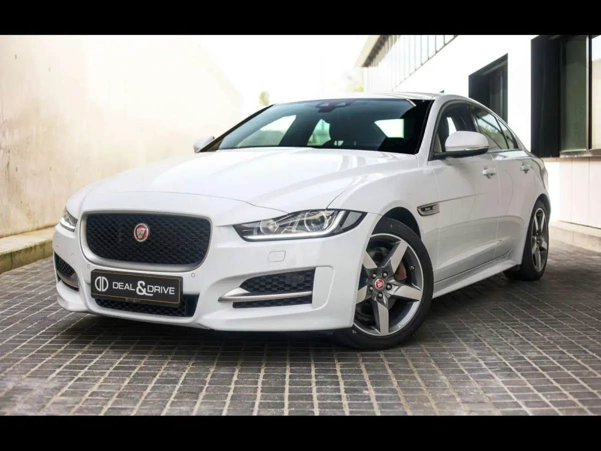 Photo 1 : Jaguar Xe 2019 Essence