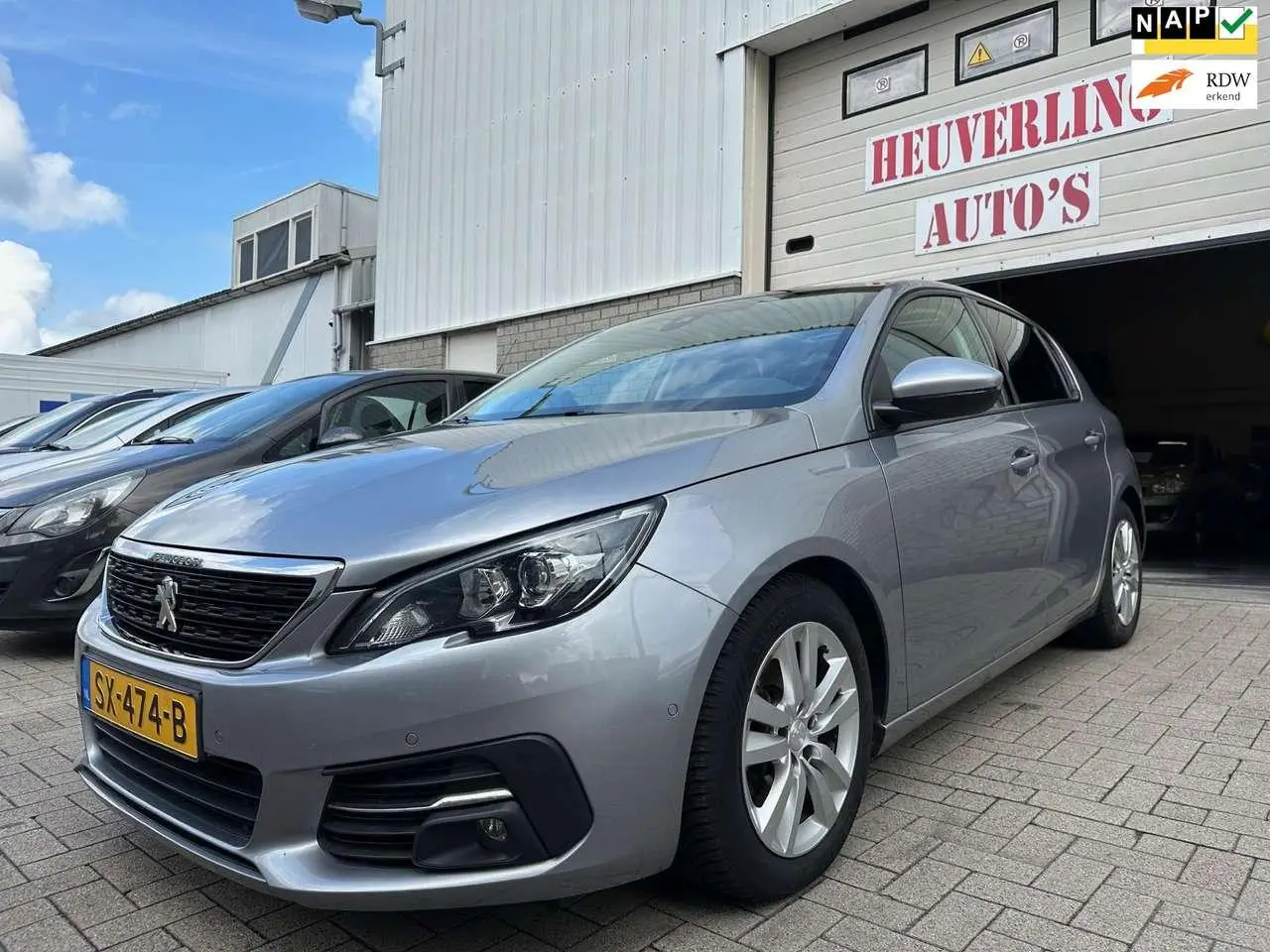 Photo 1 : Peugeot 308 2018 Petrol