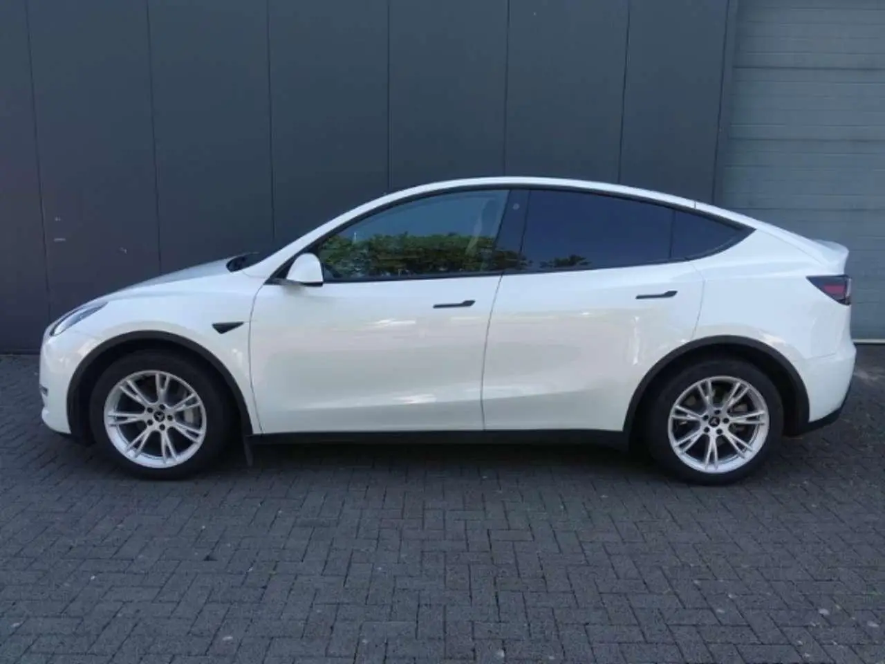 Photo 1 : Tesla Model Y 2023 Électrique