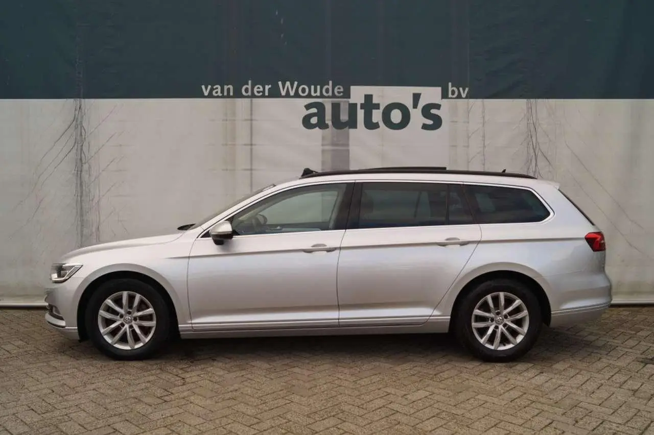 Photo 1 : Volkswagen Passat 2019 Petrol