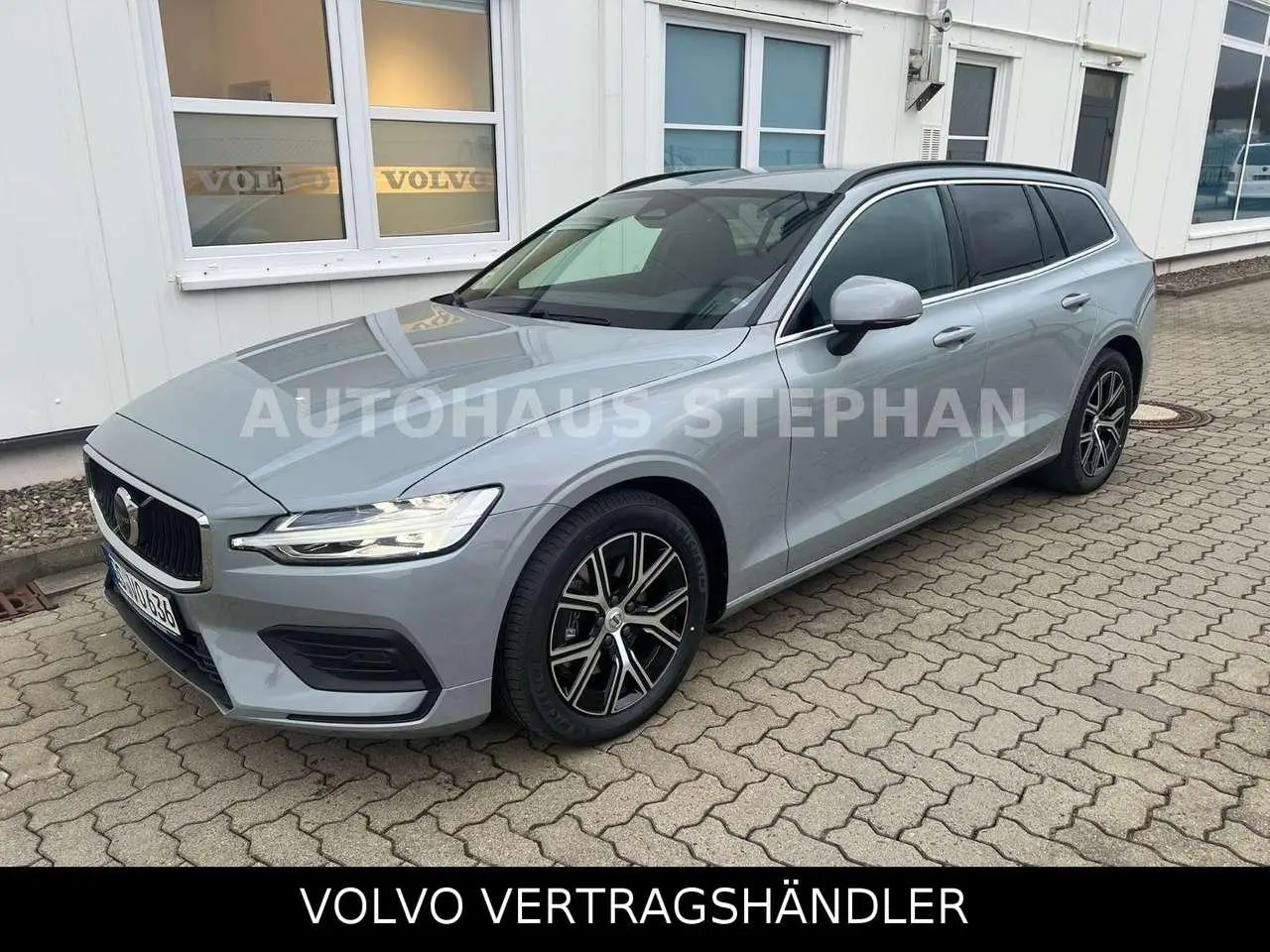 Photo 1 : Volvo V60 2023 Petrol