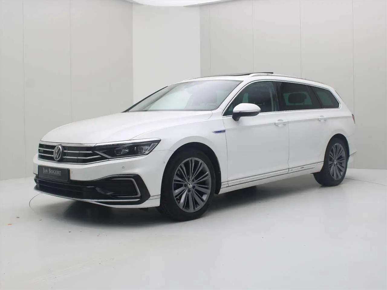 Photo 1 : Volkswagen Passat 2020 Hybride