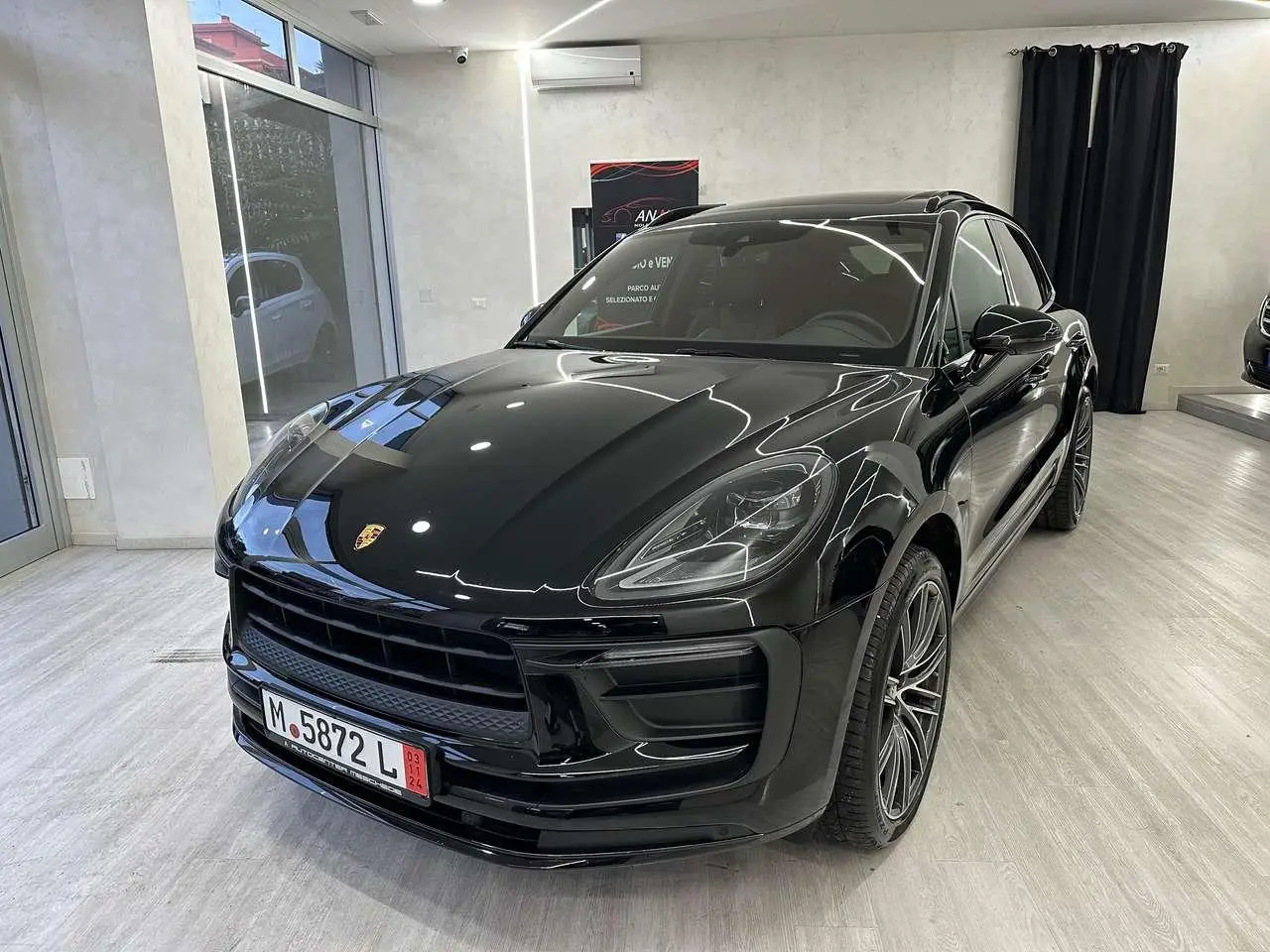 Photo 1 : Porsche Macan 2023 Essence